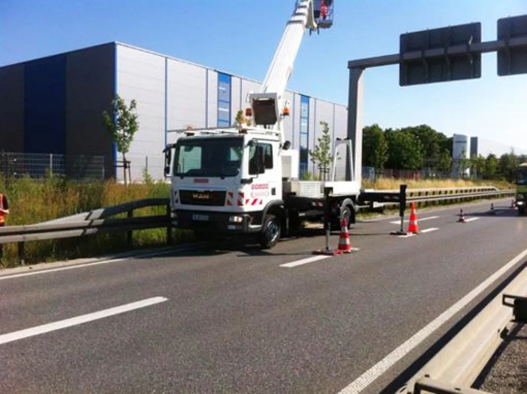 Cramo-Sicherungsmaßnahmen für die Wartung eines Verkehrsleitsystems auf der B 471