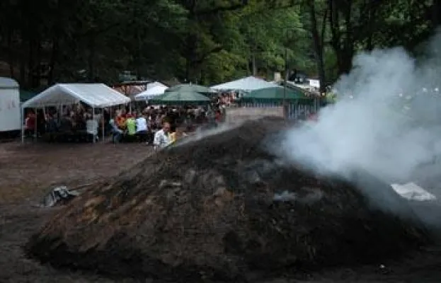 Hessen/UNESCO Geo-Naturpark Bergstraße-Odenwald. Köhlerwoche und " 7. Odenwälder Hochlandspiele " Bild: Hessen/UNESCO Geo-Naturpark Bergstraße-Odenwald. Köhlerwoche und " 7. Odenwälder Hochlandspiele "