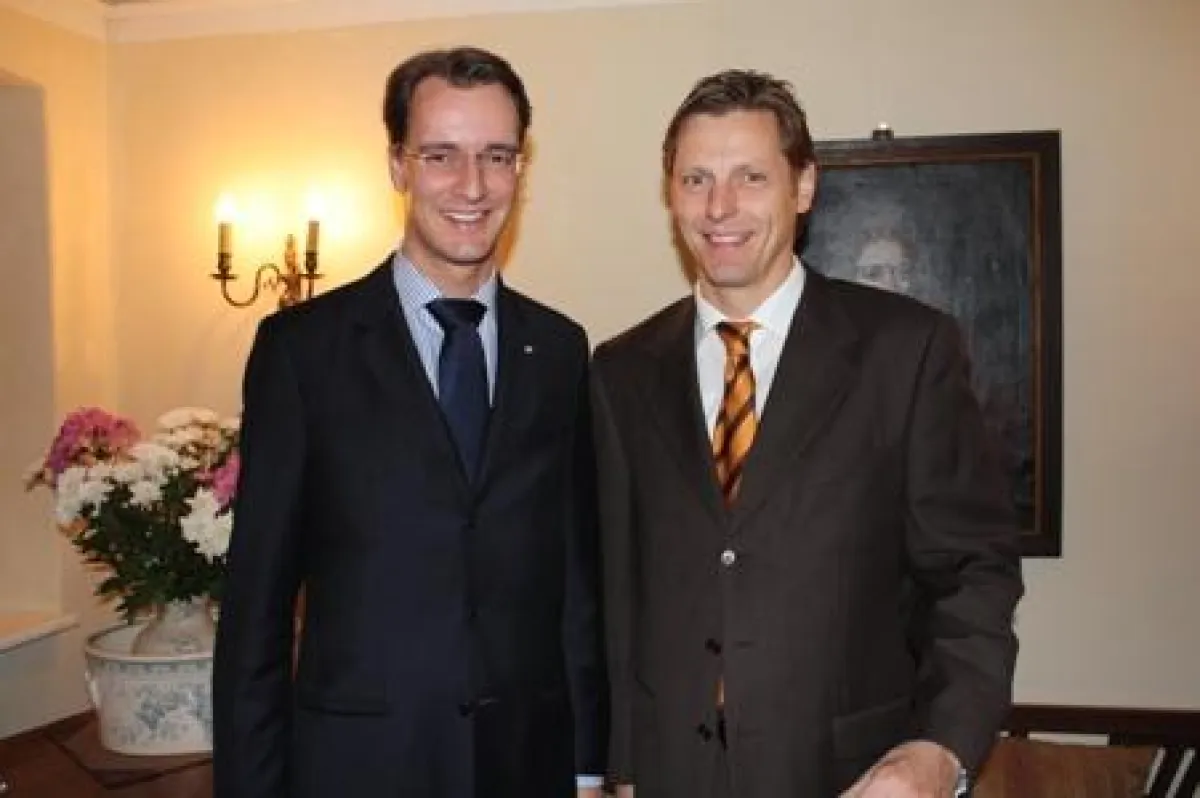 Burkhard Revers (re.) im Gespräch mit Hendrik Wüst (re.).