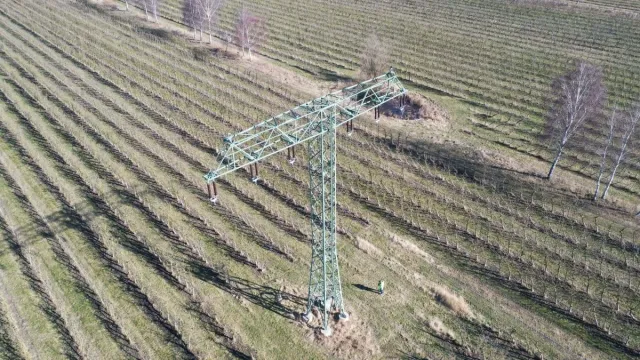 Bild: Digitalisierung: E.DIS prüft das Stromnetz in Brandenburg und Mecklenburg-Vorpommern mit innovativen Drohnen