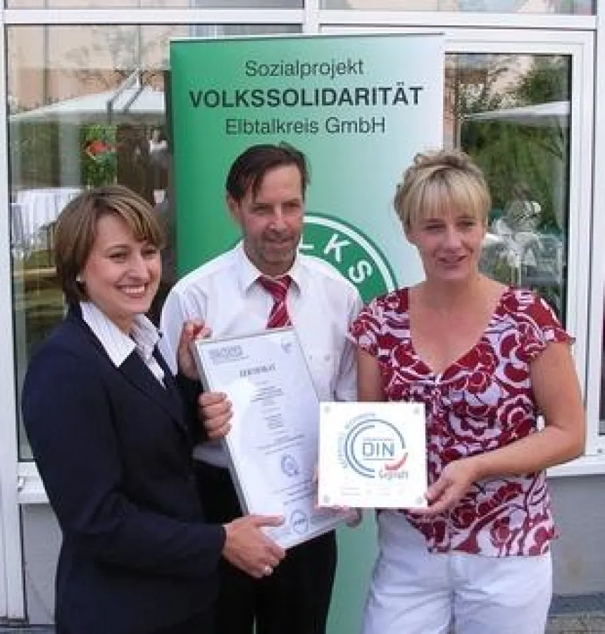 von links: Frau Katrin Hanitsch (Hausleitung Seniorenwohnpark Lößnitzblick), Herr Frank Stritzke (Geschäftsführer Sozialprojekt Volkssolidarität Elbtalkreis gemeinnützige Betriebsträgergesellschaft mb