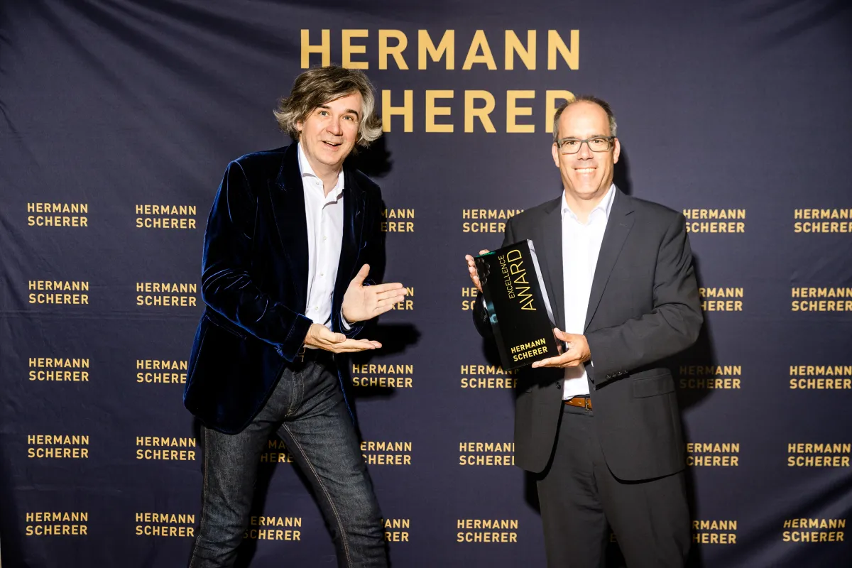 Thomas Stoklossa erhält den Excellence Award von Hermann Scherer überreicht (© Dominik Pfau)