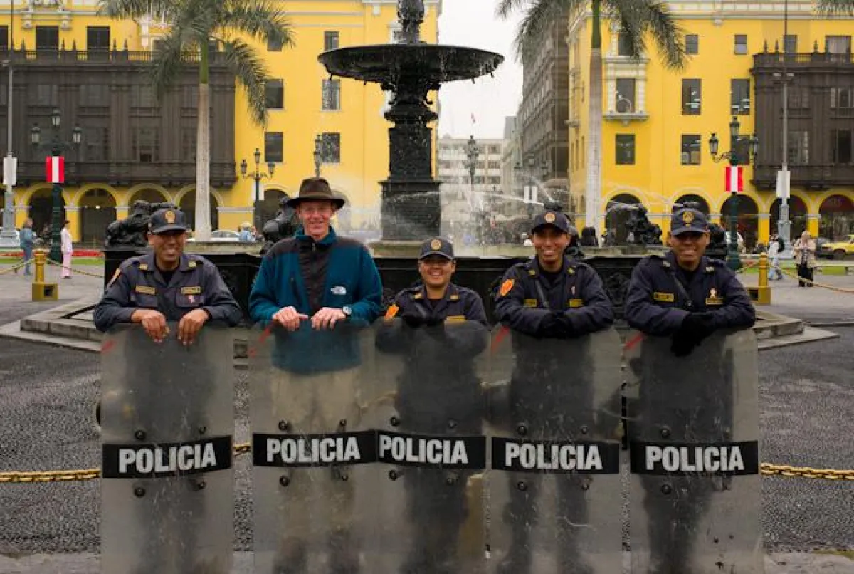 Der Fotograf mit peruanischen Polizisten auf dem Plaza de Armas in Lima, Peru