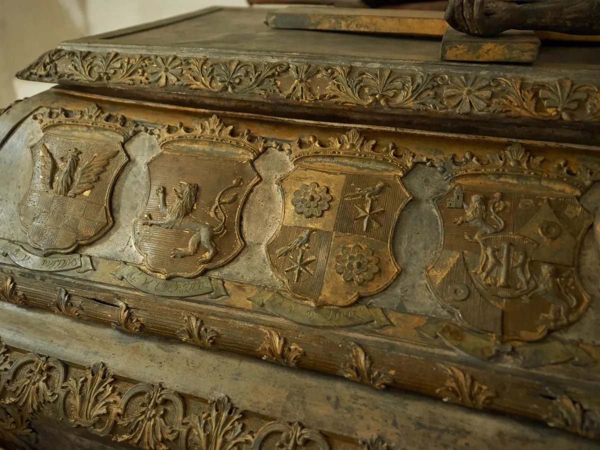 Fundgrube für Heraldiker: Einer der Prunksärge in der Vilmnitzer Fürstengruft (© Ostseeappartements Rügen)