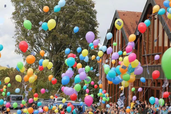 Bild: Schulprojekt geht in eine neue Runde – Luftballons fliegen wieder für den guten Zweck