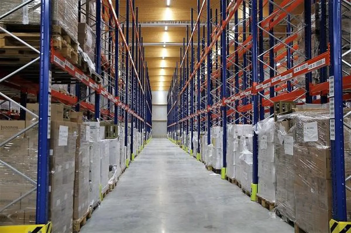 Berger realisiert ein Palettenlager für 1,2 Millionen Flaschen als Großgebinde auf Paletten.