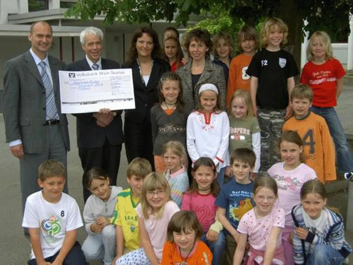 Fliegende Bälle und helfende Meilen - Comsol Unternehmenslösungen AG wandert für einen guten Zweck