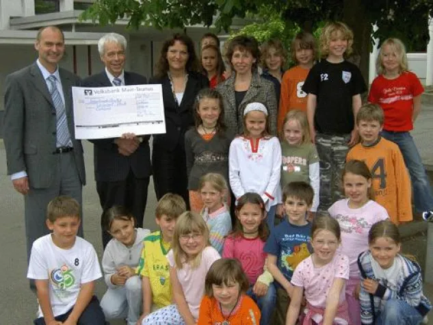 Bild: Fliegende Bälle und helfende Meilen - Comsol Unternehmenslösungen AG wandert für einen guten Zweck