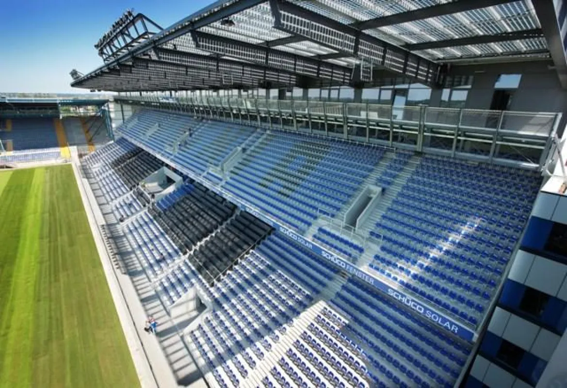 Die neue Haupttribüne mit ihrem einzigartigen Solardach.