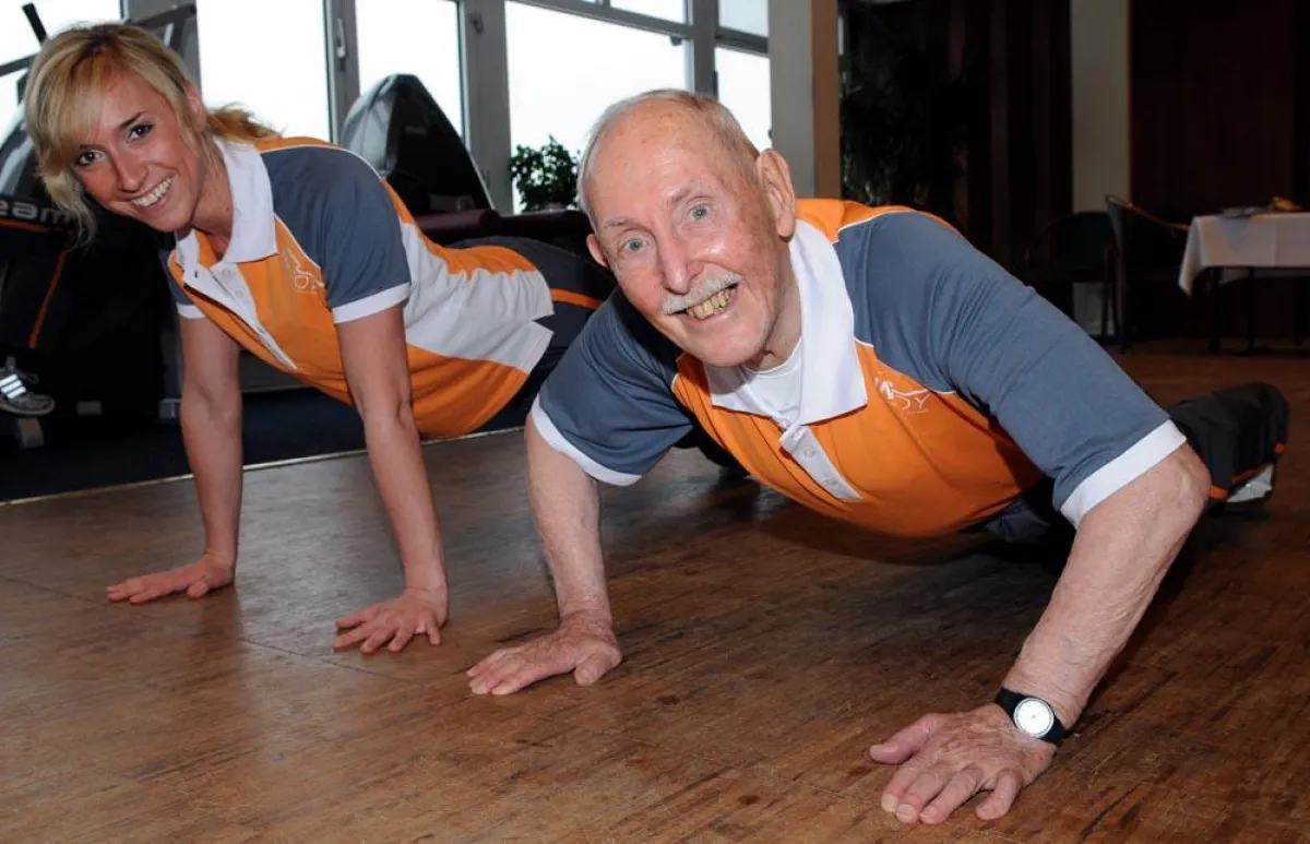 Mit Krafttraining kann in jedem Alter begonnen werden, das beweist Dr. Charles Eugster (90, r.).