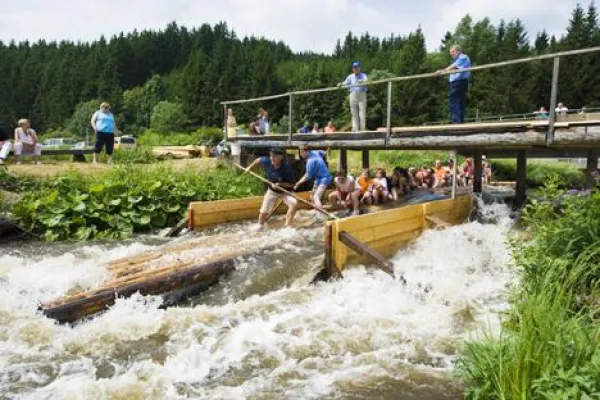 Bild: Auf geht´s zur feucht-fröhlichen Floßfahrt auf der Wilden Rodach im Naturpark Frankenwald