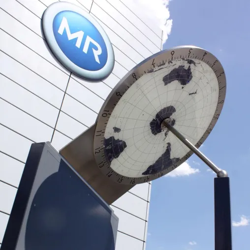Bild: Einweihung der Sonnenuhr vor dem Firmengebäude der Messko GmbH in Oberursel
