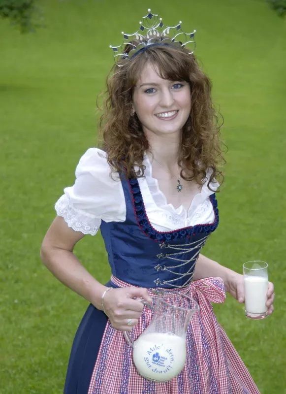 Am 5. September verteilt die Bayerische Milchprinzessin Heike Röthenbacher an der Hochrieshütte Buttermilch und Trinkjoghurts. (LVBM)