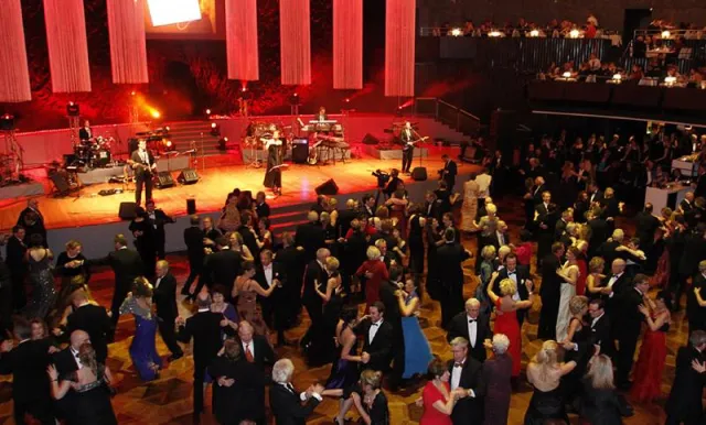 “GLORY NIGHTS” bitten zum Tanz beim Landespresseball Niedersachsen 2010 Bild: “GLORY NIGHTS” bitten zum Tanz beim Landespresseball Niedersachsen 2010