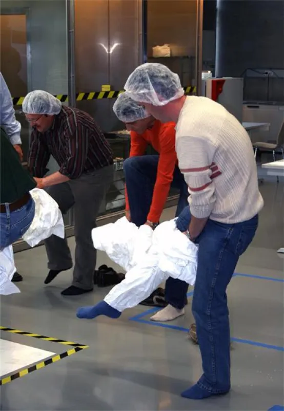 GxP-Schulung, Vorbereitungen für die Arbeit im Reinraum, (c) HTS