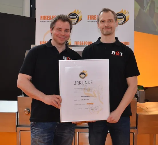 Bild: B&T-Grill mit „Internationalem BBQ-Award 2014“ vom Grill- und Barbecue-Magazin FIRE&FOOD ausgezeichnet