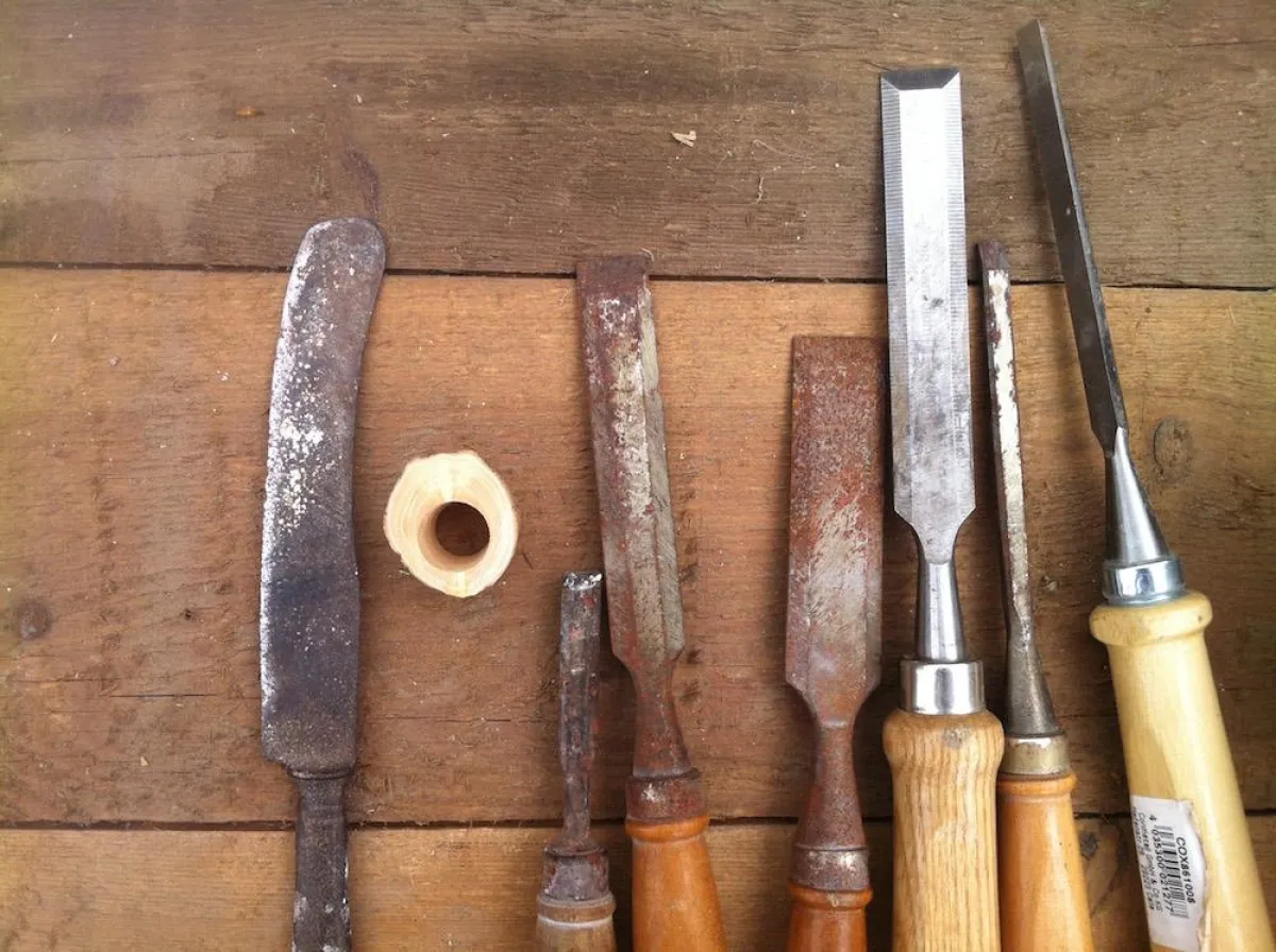 Mit verschiedensten Werkzeug in den Sommerferien ein eigenes Instrument bauen