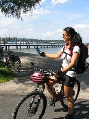 Bild: „Schlaubayer“ begleitet Wanderer & Radfahrer - Neuer GPS gesteuerter Reiseführer für die Ferienregion Chiemsee