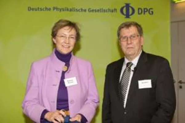 Bild: Ehrennadel der Deutschen Physikalischen Gesellschaft an Dr. Mattern-Klosson verliehen