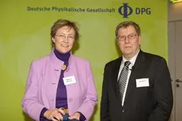 Ehrennadel der Deutschen Physikalischen Gesellschaft an Dr. Mattern-Klosson verliehen Bild: Ehrennadel der Deutschen Physikalischen Gesellschaft an Dr. Mattern-Klosson verliehen