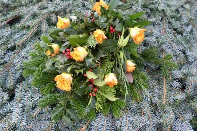 Bild: Kreativer Winterschmuck fürs Grab