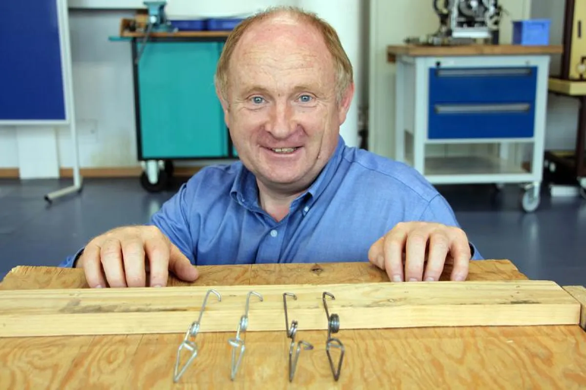 Im Auftrag der Firma Lütfrink aus Hamminkeln-Dingden hat Prof. Dr. Franz-Josef Peitzmann verschiedene Dach-Sturmsicherungsklammern auf einem Prüfstand getestet. (Foto: WH/BL Abdruck honorarfrei im Zus