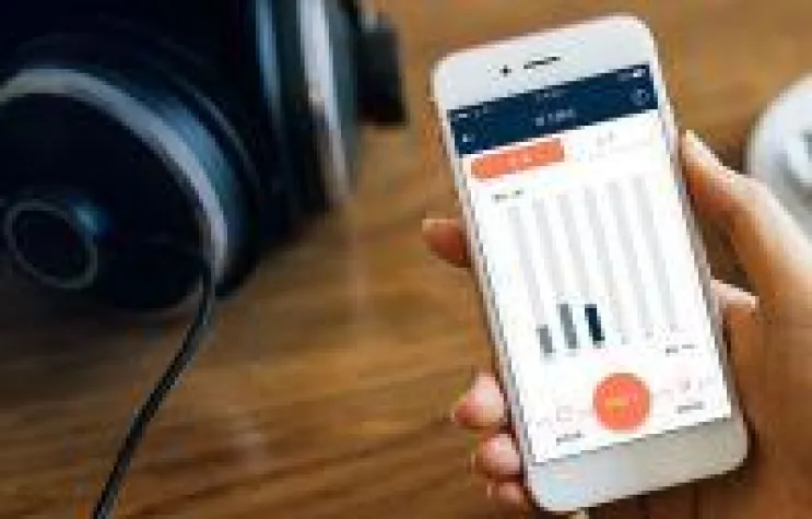 Bild: Smartphone und Hörgerät verbinden sich