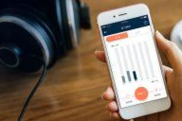 Smartphone und Hörgerät verbinden sich Bild: Smartphone und Hörgerät verbinden sich