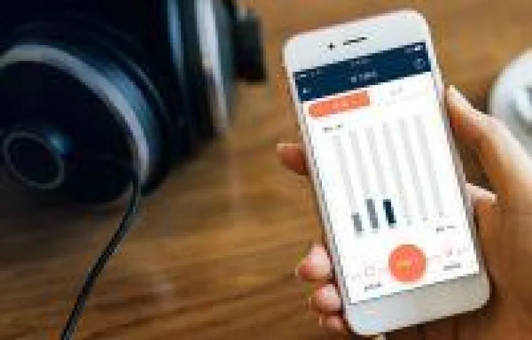 Smartphone und Hörgerät verbinden sich Bild: Smartphone und Hörgerät verbinden sich