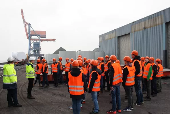 Über 100 Teilnehmer bei der dritten Auflage der „Azubi Ahoi“ im Brunsbütteler Elbehafen Bild: Über 100 Teilnehmer bei der dritten Auflage der „Azubi Ahoi“ im Brunsbütteler Elbehafen