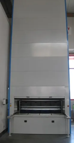 Bild: Erster EcoTower von de Man ausgeliefert: Lagerlift Nummer 1 geht an Lindner Gruppe