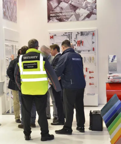 Bild: Dr. Hahn setzt Patentrechte auf der BAU durch