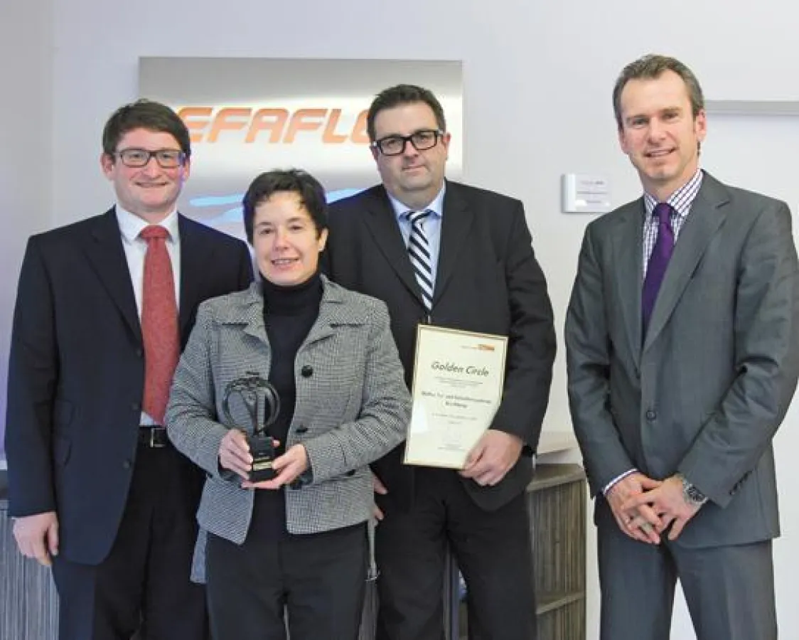 (v.l.n.r.): Dr. Alexander Arnold (Steeb), Petra Rejc, Karl Weinberger (beide EFAFLEX) und Klaus Weiberg (Steeb)