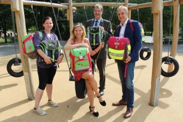 Bild: Glücklich zum Schulstart - TV-Star und katholische Einrichtungen stiften Schulranzen für bedürftige Pänz