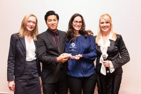 Die Berliner Zahnarztpraxis erhält den GERMAN MEDICAL AWARD 2015 Bild: Die Berliner Zahnarztpraxis erhält den GERMAN MEDICAL AWARD 2015