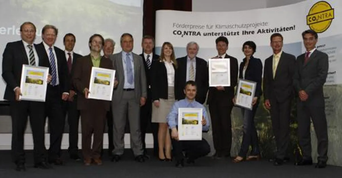 Das Gruppenfoto zeigt die Preisträger 2011 und die Mitglieder des CO2NTRA-Beirats.