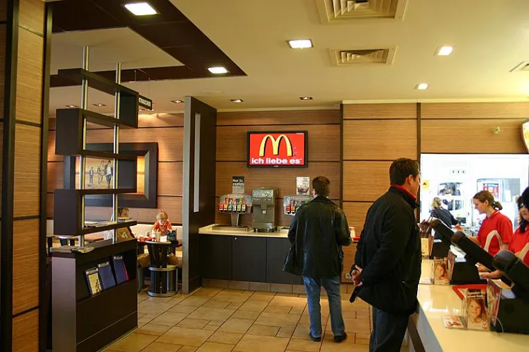 Bild: Erste McDonalds-Restaurants setzen auf Digital Signage