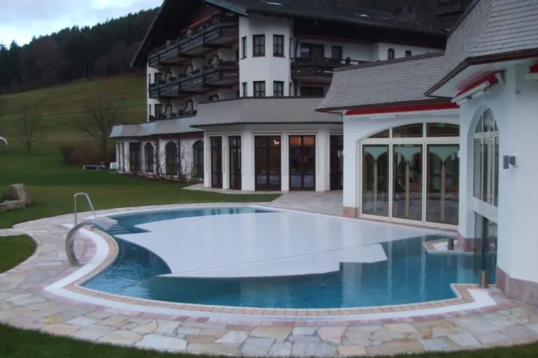 Bild: Schwimmbadabdeckungen der grando GmbH: Das gute Gewissen des Pools