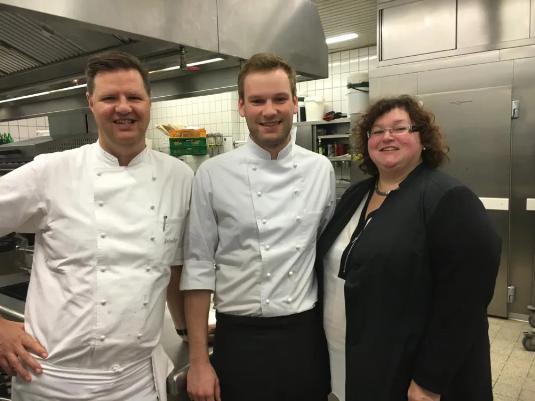 Christian Ringhoffer (M.) mit Küchenchef Manfred Eigner und Hoteldirektorin Irene Mayer-Jobst