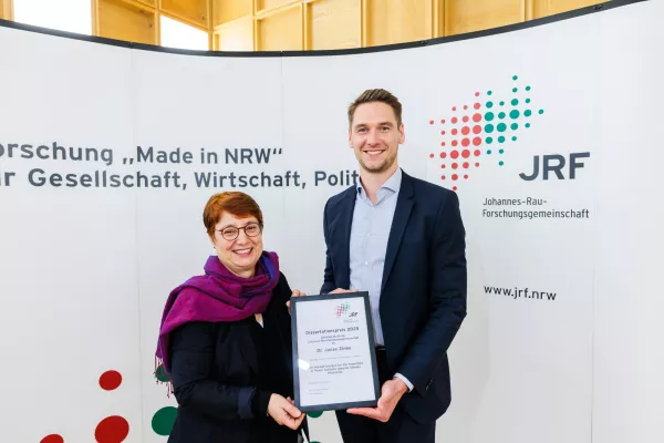 Bild: Dr. Jonas Zinke (EWI) erhält den JRF-Dissertationspreis 2025