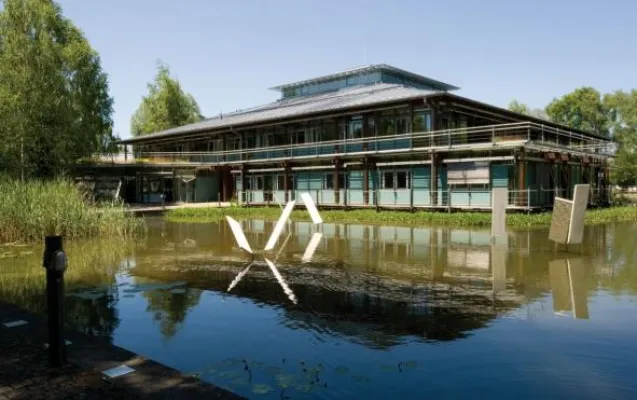 Bild: Blickfang: Neuer Anstrich des Starnberger Landratsamtes setzt markante Akzente