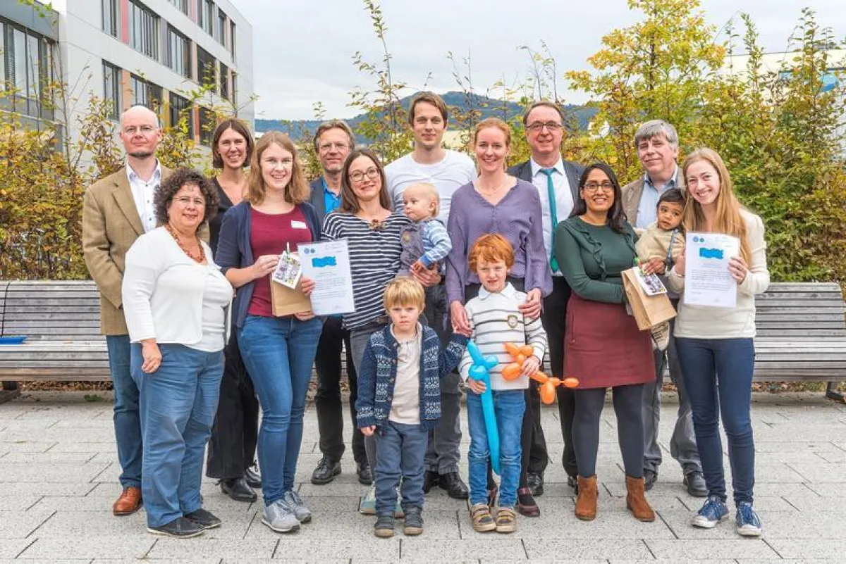 Zehn Jahre PäPP - und die ganze Familie feiert: Medizinstudenten mit ihren Patenkindern, Familien, Kinderärzte und Lehrbeauftragte. (Universitätsklinikum Heidelberg)