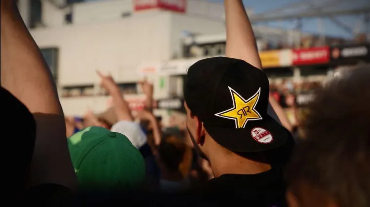 Bild: Rockstar Energy Drink launcht TV-Spot sowie On-Pack Promotion im Zeichen von „Rock am Ring“