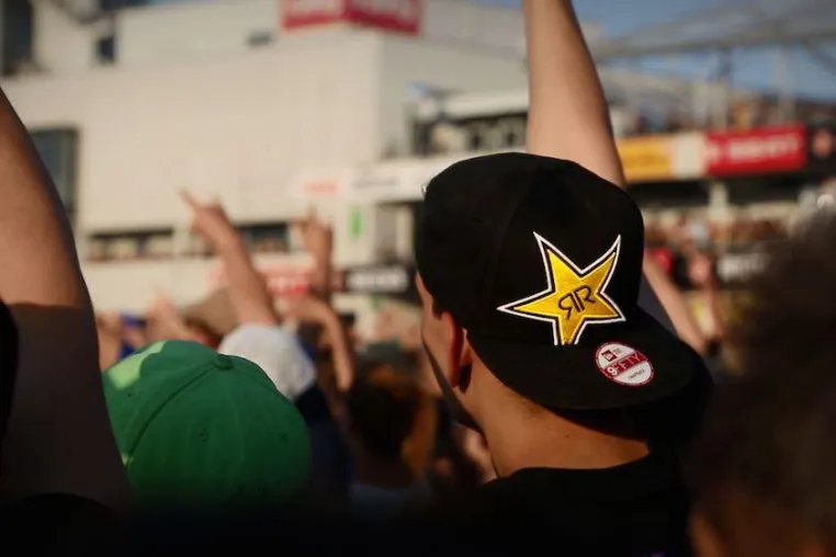 Bild: Rockstar Energy Drink launcht TV-Spot sowie On-Pack Promotion im Zeichen von „Rock am Ring“