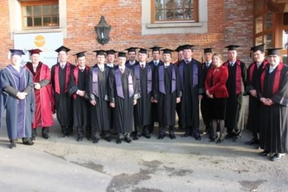 Graduierungsfeier der Master-Absolventen des MBA International Management für Offiziere auf der Achalm vor dem Schafstall.