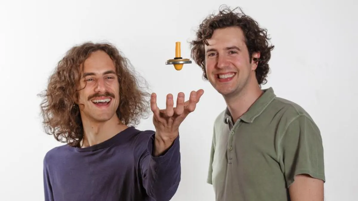 Cosimo Rusconi (l.) and Oriol Romero-Isart (r.) play with a levitron to illustrate their work on nanomagnets. (IQOQI Innsbruck/M.R.Knabl)