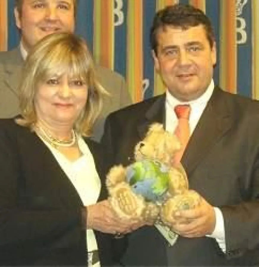 High Res bilder unter www.hermann.de/presse, Klimaschutzbär, überreicht an Bundesumweltminister Sigmar Gabriel, im Hintergrund Dr. Carl-Christian Dressel,. MdB