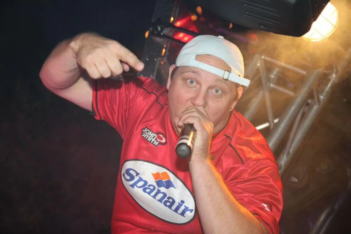 DJ Twix steltt seine Singe vor..
