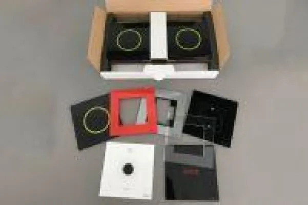 Bild: Eder Siebdruck und Kunststoffverarbeitung: Rahmen- und Bedienblenden für Steckdosen und Lichtschalter