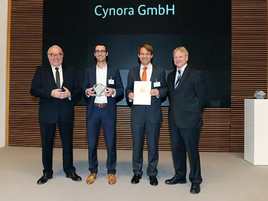 Bild: cynora mit dem Deutschen Rohstoffeffizienz-Preis 2014 ausgezeichnet